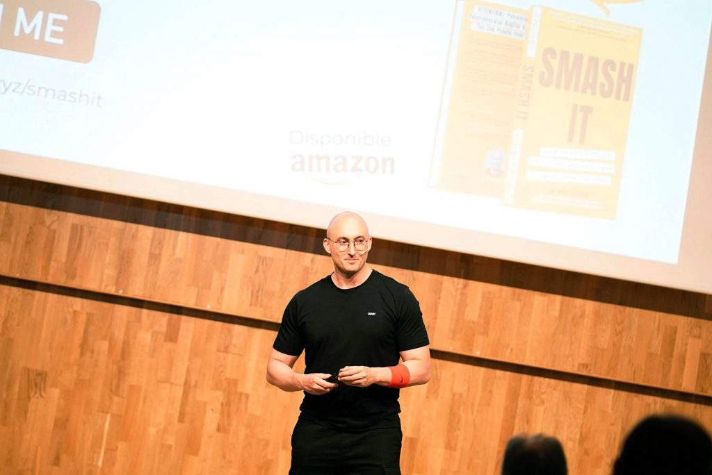 JJ Delgado durante su charla 'Smash it: cómo dominar la era digital conectando emocionalmente con tu cliente' en el Palacio de Saldañuela de Fundación Caja de Burgos 