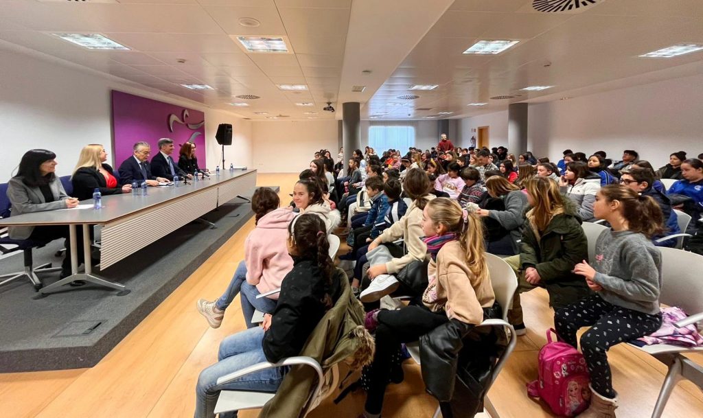 Más de 100 escolares procedentes de 7 centros educativos de La Ribera y La Demanda registraron sus cooperativas ante los funcionarios de la Junta de Castilla y León en Aranda de Duero.