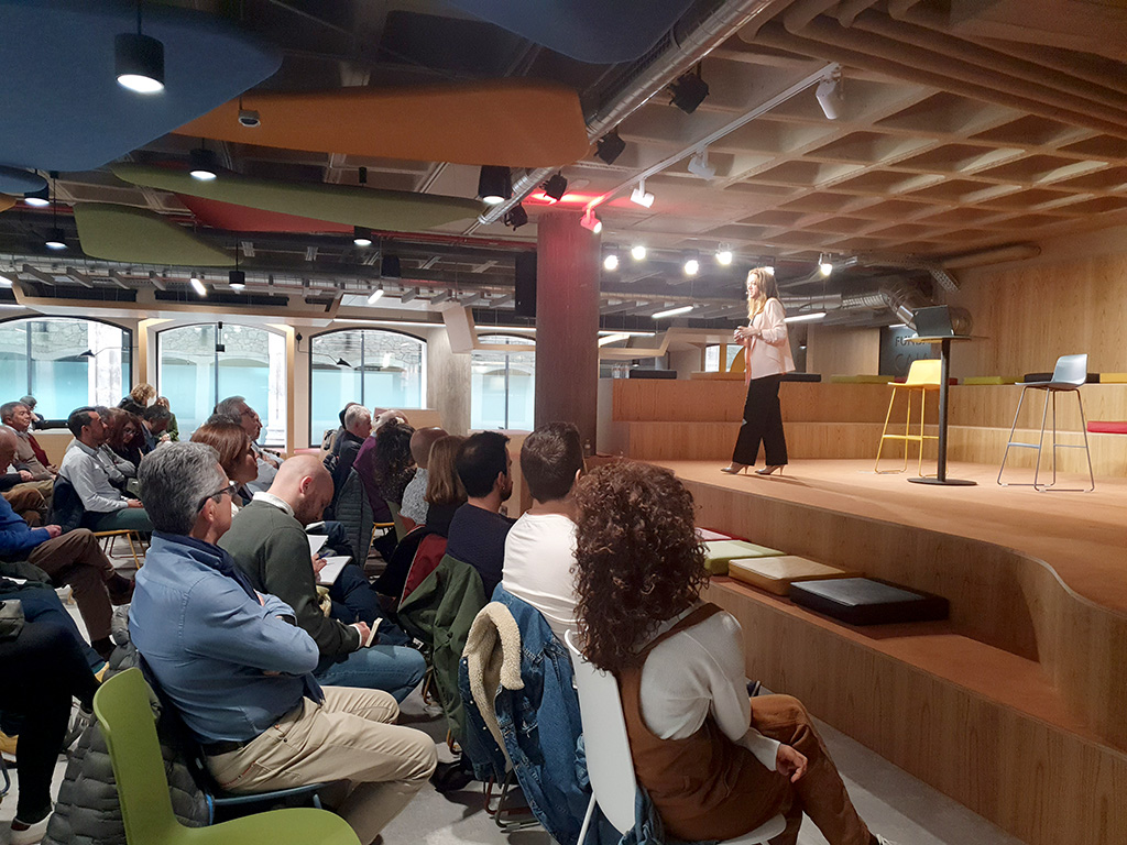 La CEO de Realserma Rural y organizadora de la jornada "La Vivienda en el Medio Rural", Débora Serrano, durante su intervención en el edificio Nexo de Fundación caja de Burgos