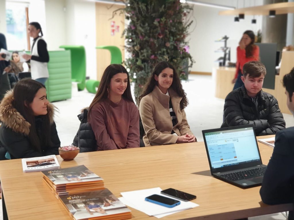 Escolares participan en una actividad sobre financiación y emprendimiento en el programa del programa Planea Emprendedores de Fundación Caja de Burgos