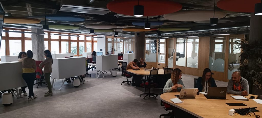 Emprendedores trabajan en el espacio coworking del Centro de Dinamismo Empresarial Nexo