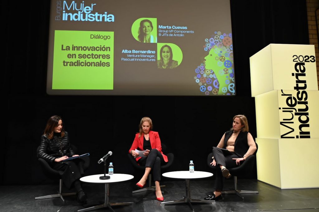 Las responsables Marta Cuevas de Grupo Antolin y Alba Bernardino de Pascual Innoventures conversan con Cristina Pérez Villegas sobre innovación en la industria