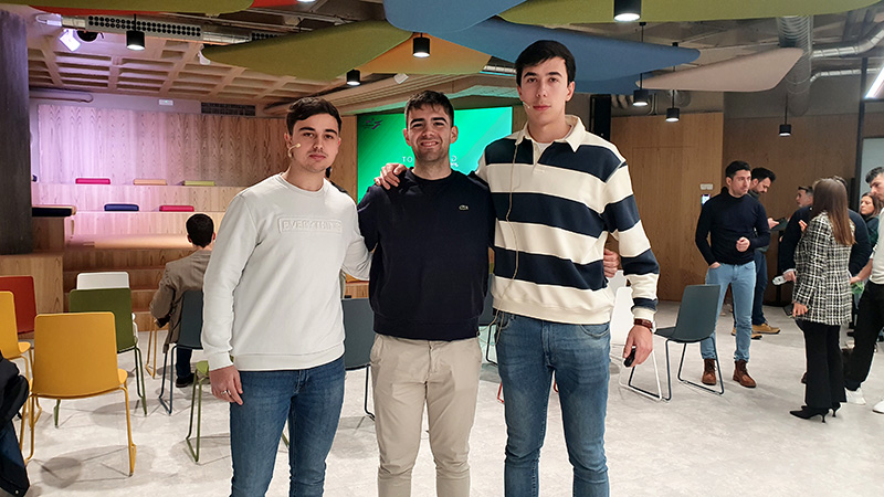 De izquierda a derecha, el equipo de Tokenized Green: Álvaro Lobo (socio fundador), Hugo alongo (Marketing) y Lucas Olivella (socio fundador) minutos antes de su presentación en Fundación Caja de Burgos