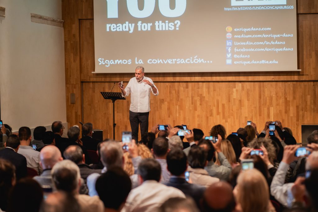 Enrique Dans, sobre el escenario, imparte una charla sobre Inteligencia Artificial en el Palacio de Saldañuela de Burgos con motivo del Encuentro Empresarial 2024