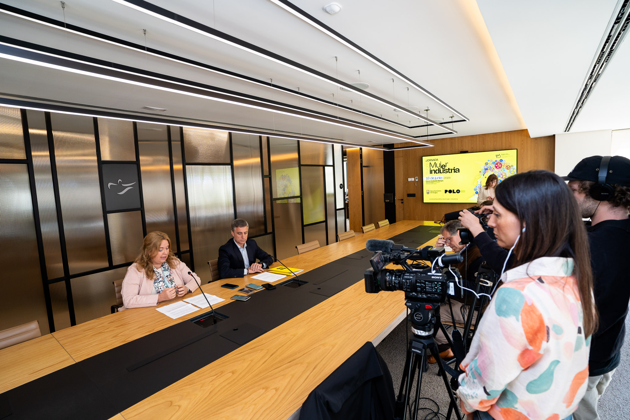 La alcaldesa Cristina Ayala y el director general de Fundación Caja de Burgos, Rafael Barbero, durante la rueda de prensa de la II edición de Mujer e Industria